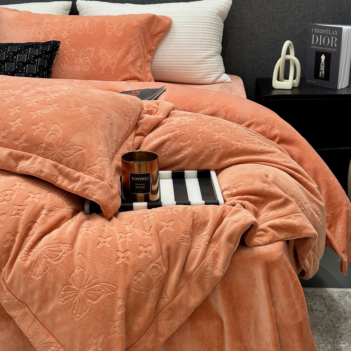 91家纺网 家纺一手货源 找家纺 JUICY 橘滋家纺 2025新款高级简约立体提花浮雕牛奶绒系列四件套 威尼斯蝶影