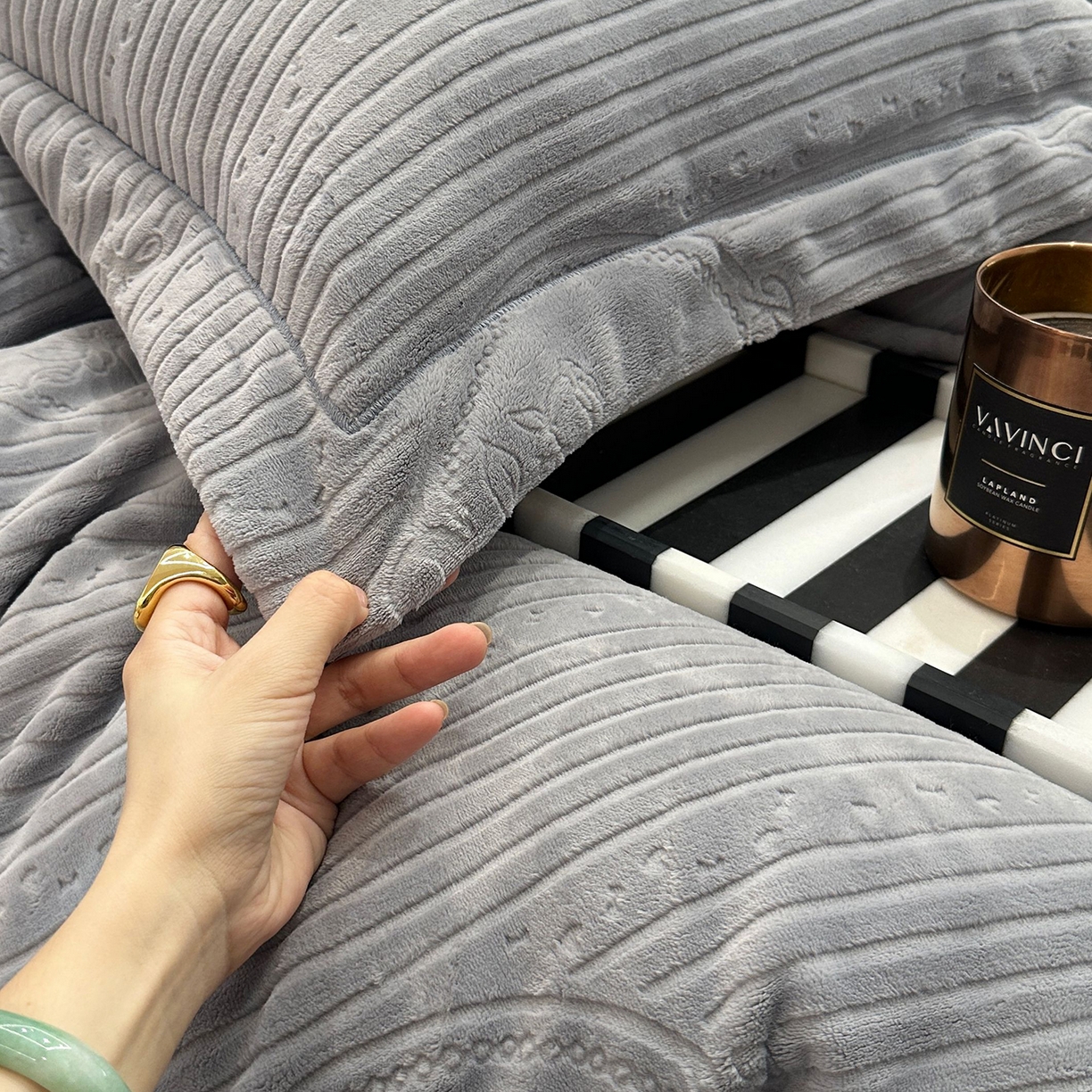 91家纺网 家纺一手货源 找家纺 JUICY 橘滋家纺 2025新款高级简约立体提花浮雕牛奶绒系列四件套 玫瑰梦影-灰