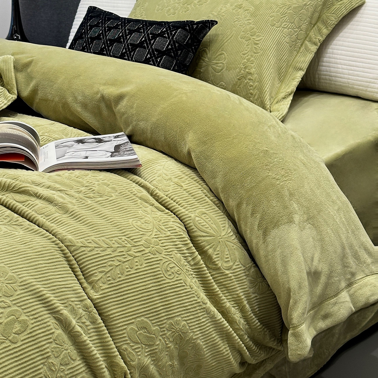 91家纺网 家纺一手货源 找家纺 JUICY 橘滋家纺 2025新款高级简约立体提花浮雕牛奶绒系列四件套 温顿庄园