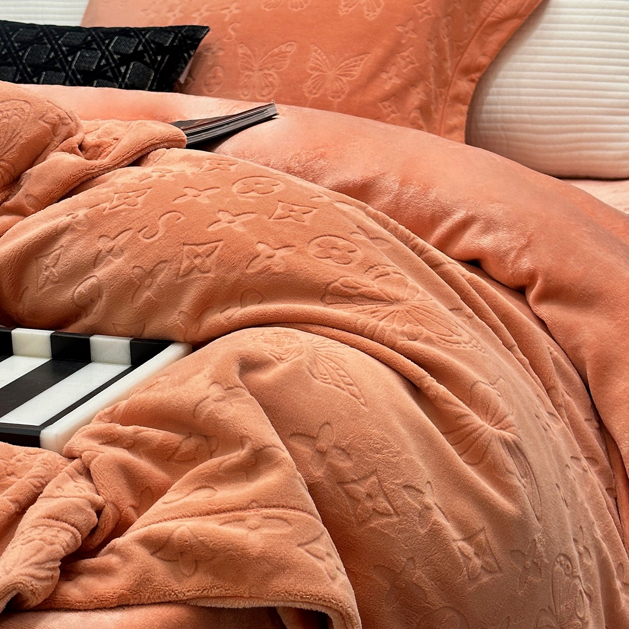 91家纺网 家纺一手货源 找家纺 JUICY 橘滋家纺 2025新款高级简约立体提花浮雕牛奶绒系列四件套 威尼斯蝶影