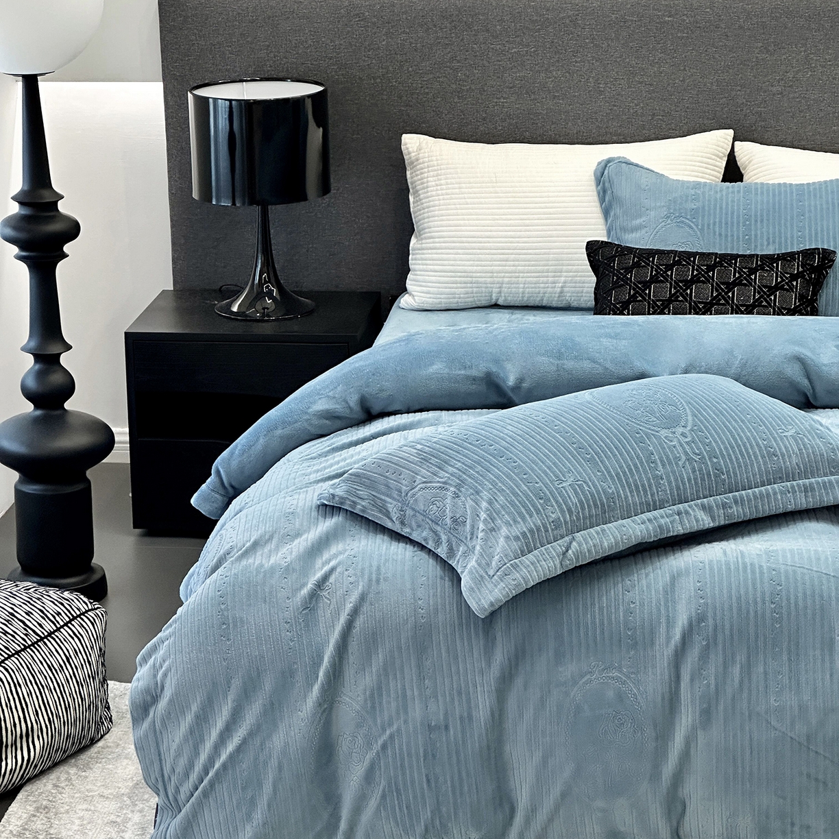 91家纺网 家纺一手货源 找家纺 JUICY 橘滋家纺 2025新款高级简约立体提花浮雕牛奶绒系列四件套 玫瑰梦影-蓝