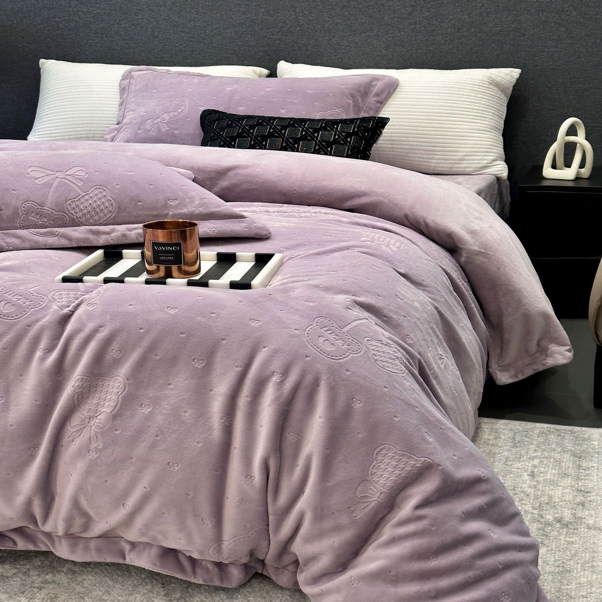 91家纺网 家纺一手货源 找家纺 JUICY 橘滋家纺 2025新款高级简约立体提花浮雕牛奶绒系列四件套 小熊樱桃-紫