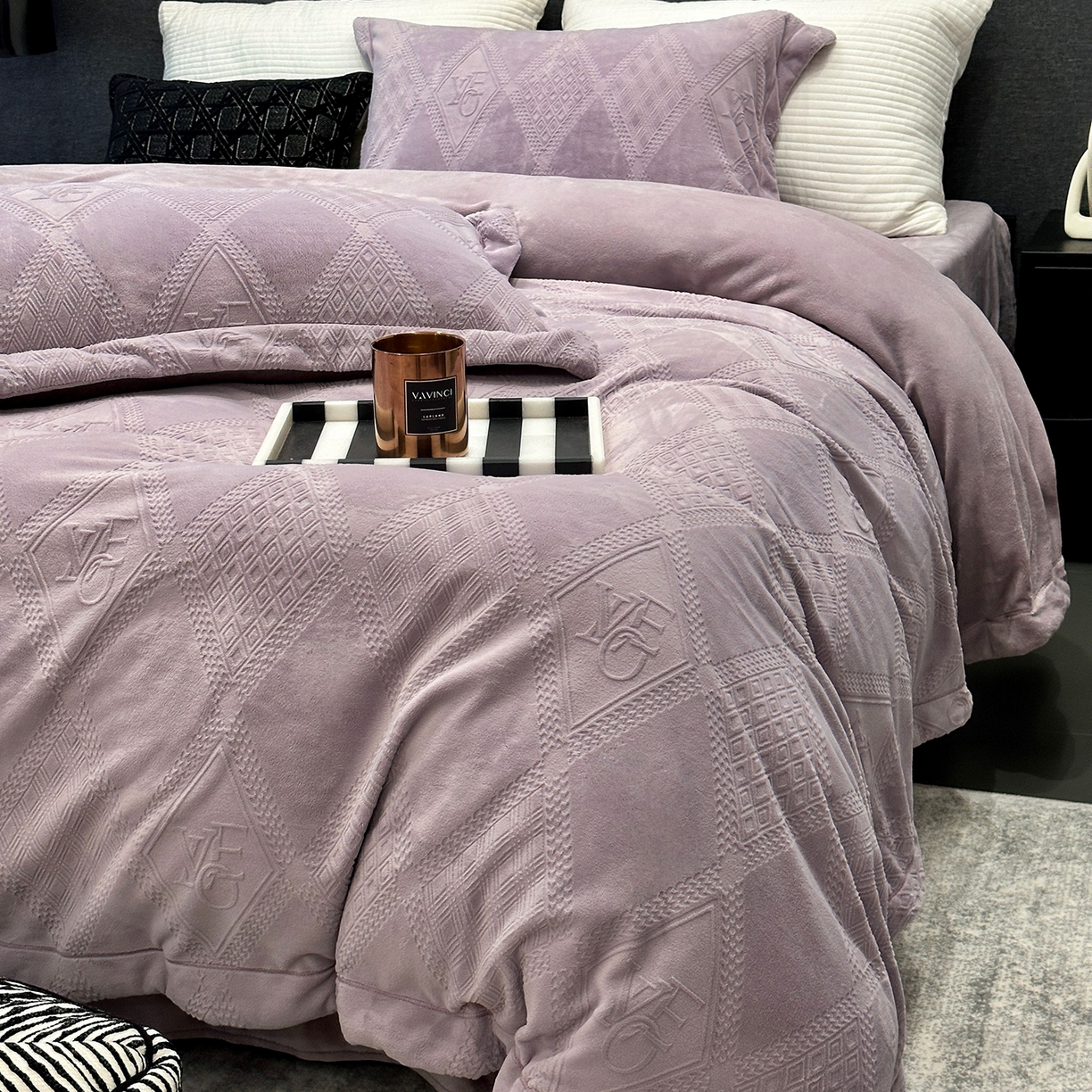 91家纺网 家纺一手货源 找家纺 JUICY 橘滋家纺 2025新款高级简约立体提花浮雕牛奶绒系列四件套 北欧的诗-紫
