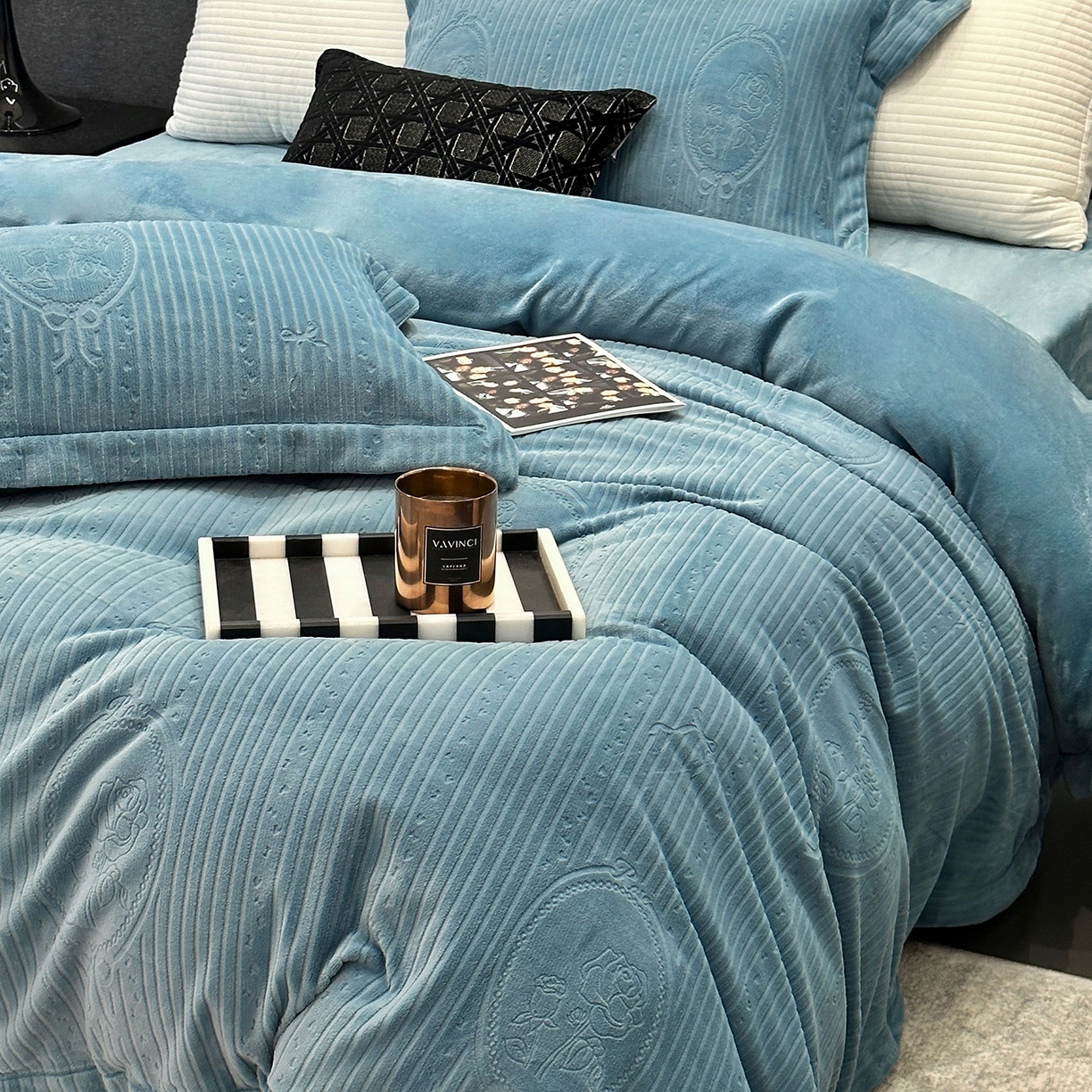 91家纺网 家纺一手货源 找家纺 JUICY 橘滋家纺 2025新款高级简约立体提花浮雕牛奶绒系列四件套 玫瑰梦影-蓝