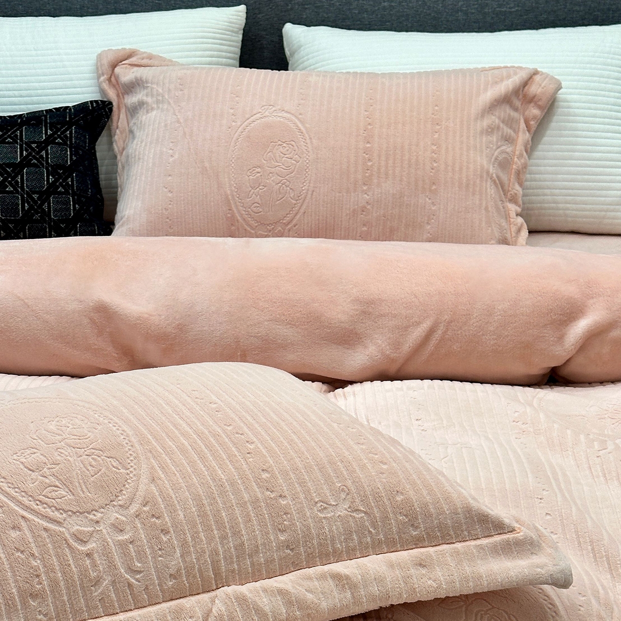 91家纺网 家纺一手货源 找家纺 JUICY 橘滋家纺 2025新款高级简约立体提花浮雕牛奶绒系列四件套 玫瑰梦影-浅玉