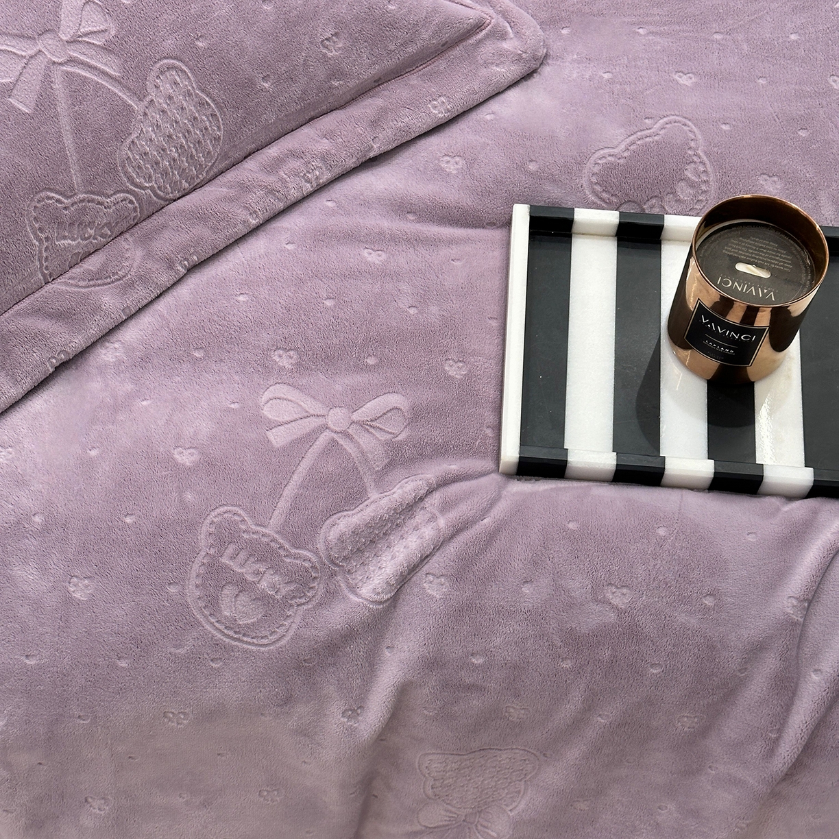 91家纺网 家纺一手货源 找家纺 JUICY 橘滋家纺 2025新款高级简约立体提花浮雕牛奶绒系列四件套 小熊樱桃-紫