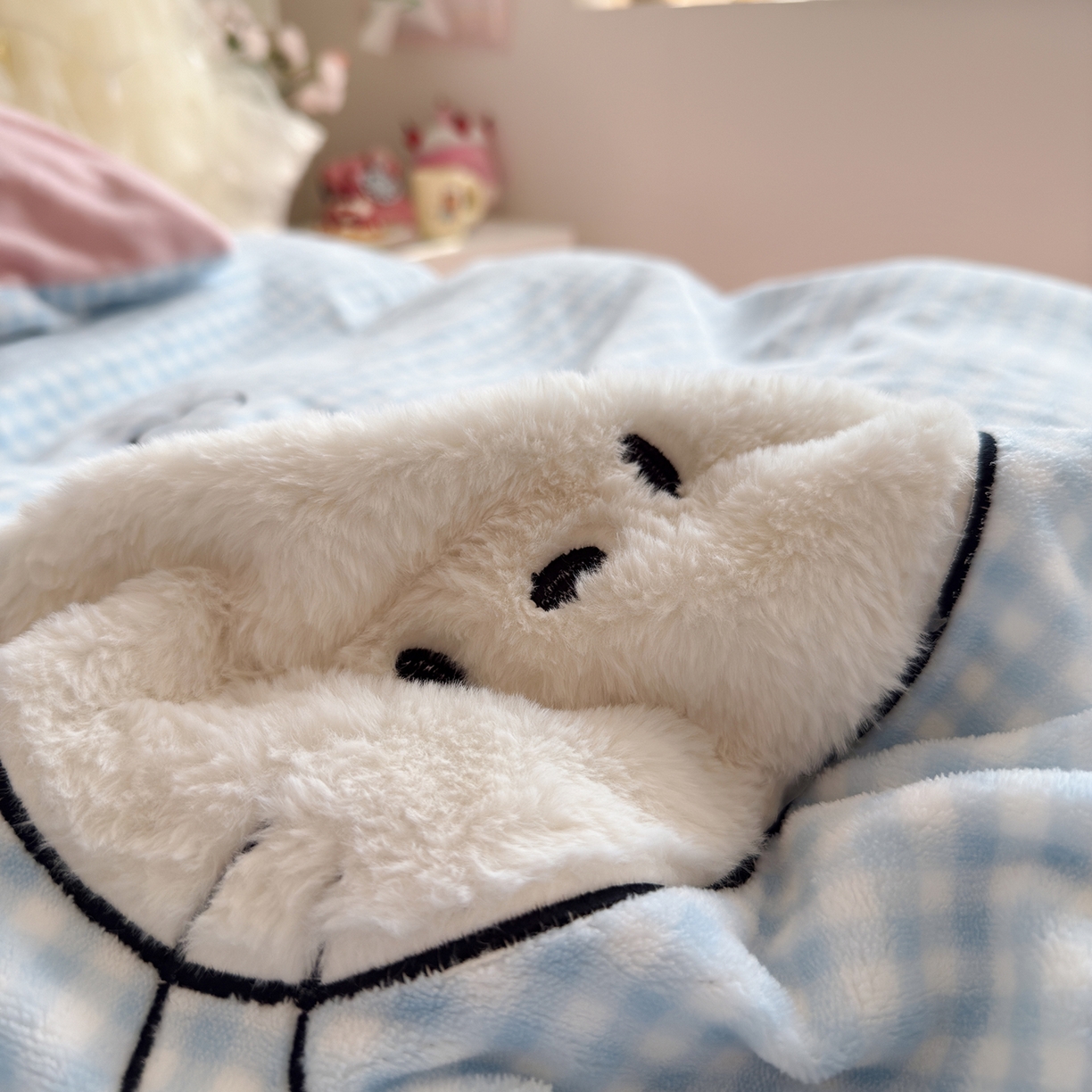 91家纺网 家纺一手货源 找家纺 罗亿家纺 2025新款A类兔毛贴布绣刺绣牛奶绒四件套-小红书推荐(提供买家秀) 小猫冰激凌