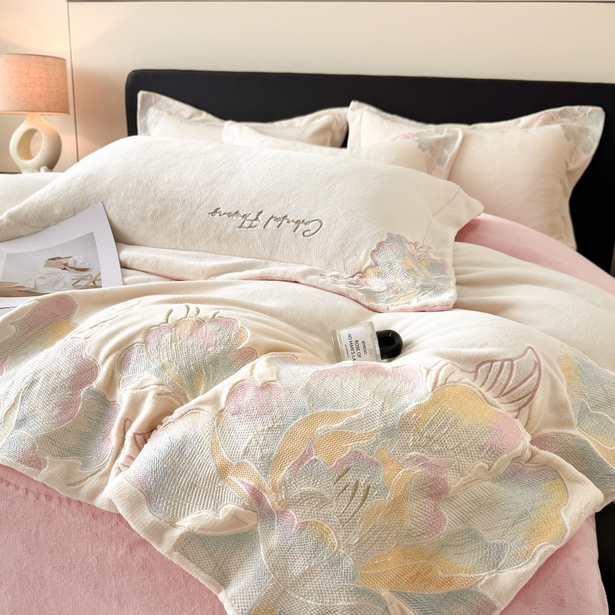 91家纺网 家纺一手货源 找家纺 （总）2025新款牛奶绒刺绣工艺高克重四件套-安娜系列