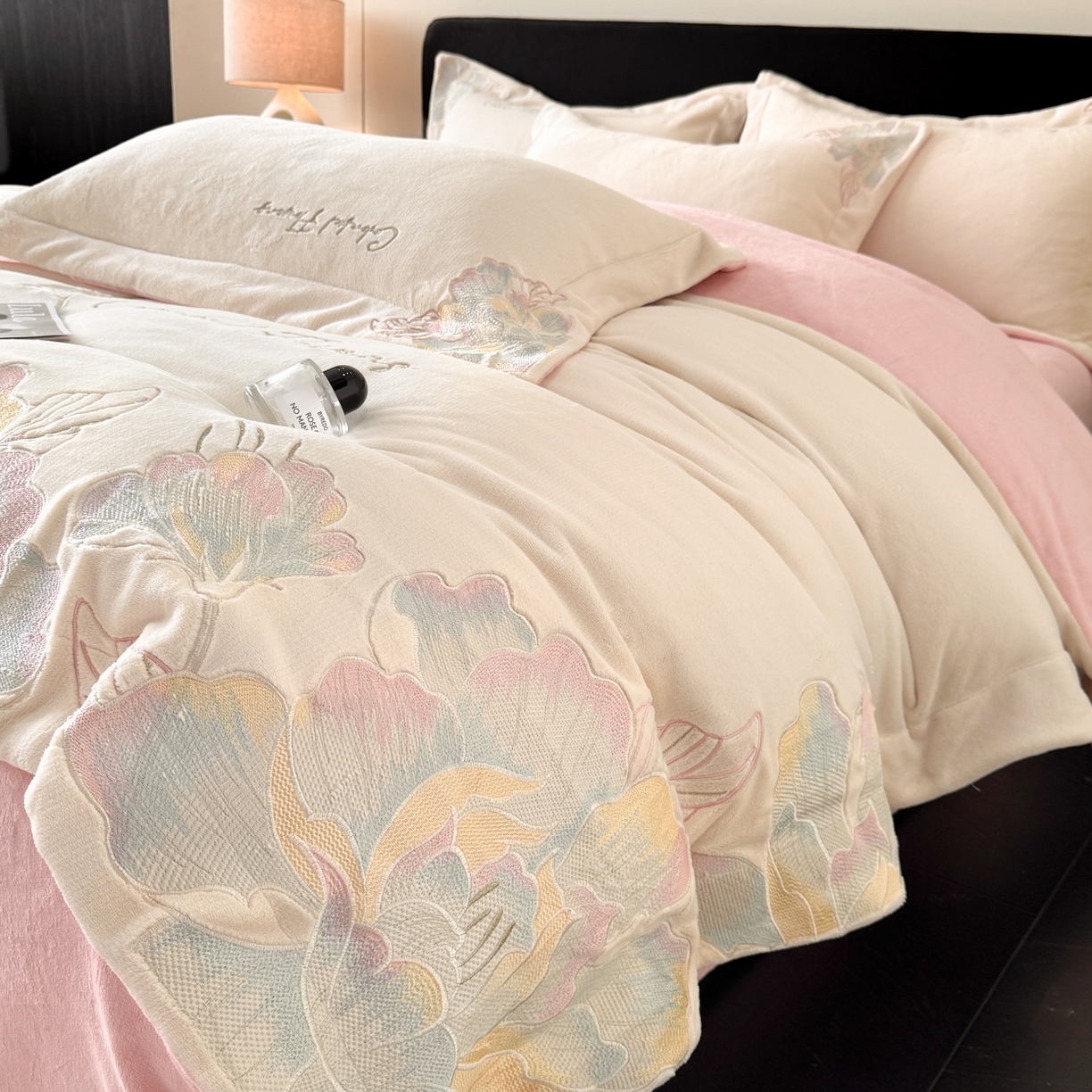 91家纺网 家纺一手货源 找家纺 （总）2025新款牛奶绒刺绣工艺高克重四件套-安娜系列