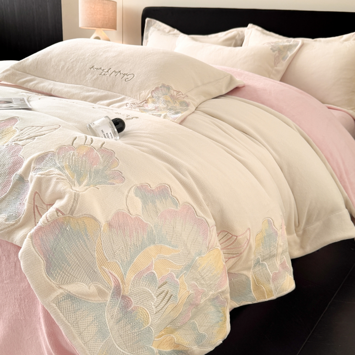 91家纺网 家纺一手货源 找家纺 （总）2025新款牛奶绒刺绣工艺高克重四件套-安娜系列