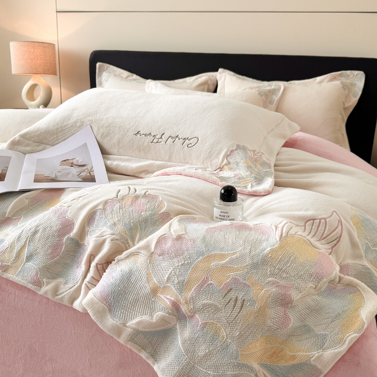 91家纺网 家纺一手货源 找家纺 （总）2025新款牛奶绒刺绣工艺高克重四件套-安娜系列