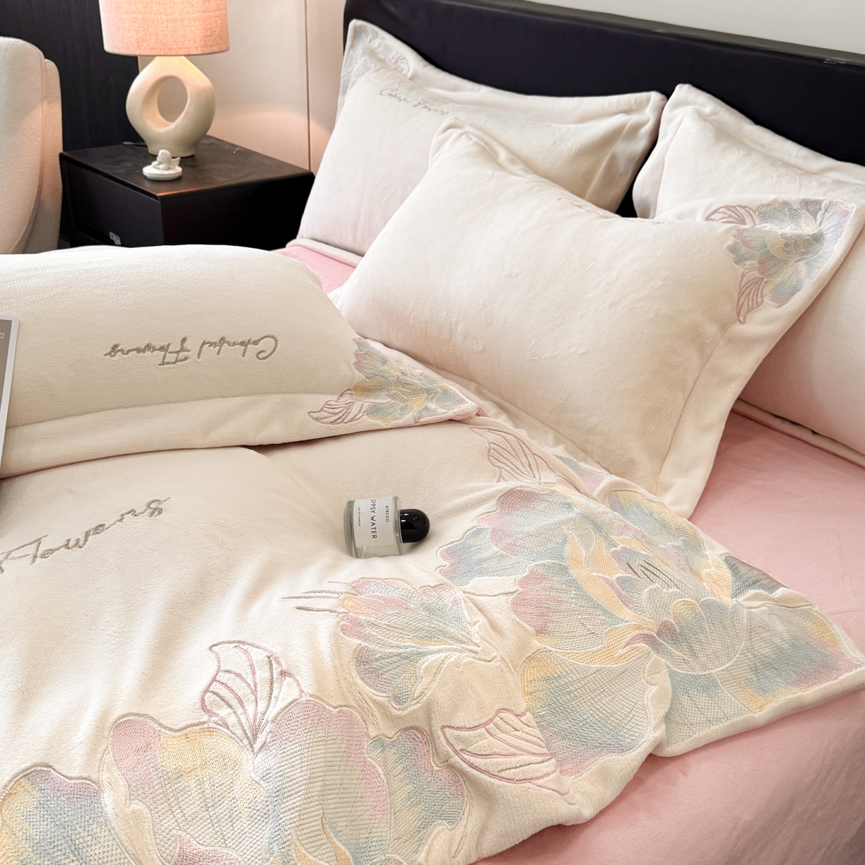 91家纺网 家纺一手货源 找家纺 （总）2025新款牛奶绒刺绣工艺高克重四件套-安娜系列