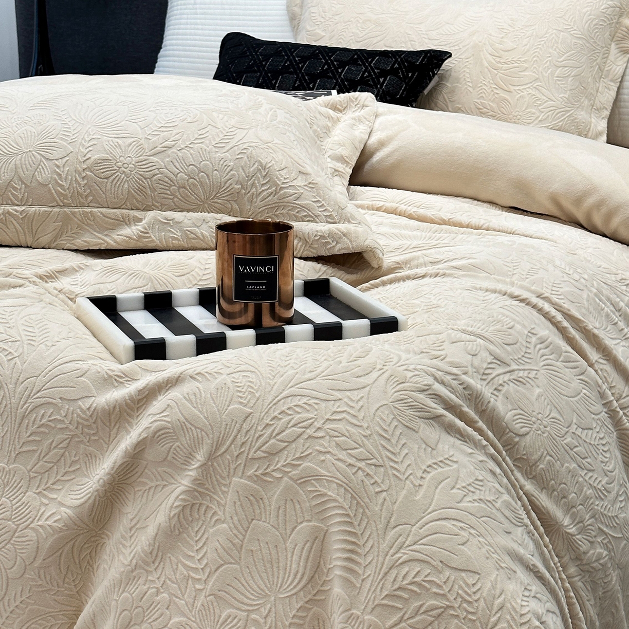 91家纺网 家纺一手货源 找家纺 JUICY 橘滋家纺 2025新款高级简约立体提花浮雕牛奶绒系列四件套 纳维亚秘境-奶茶