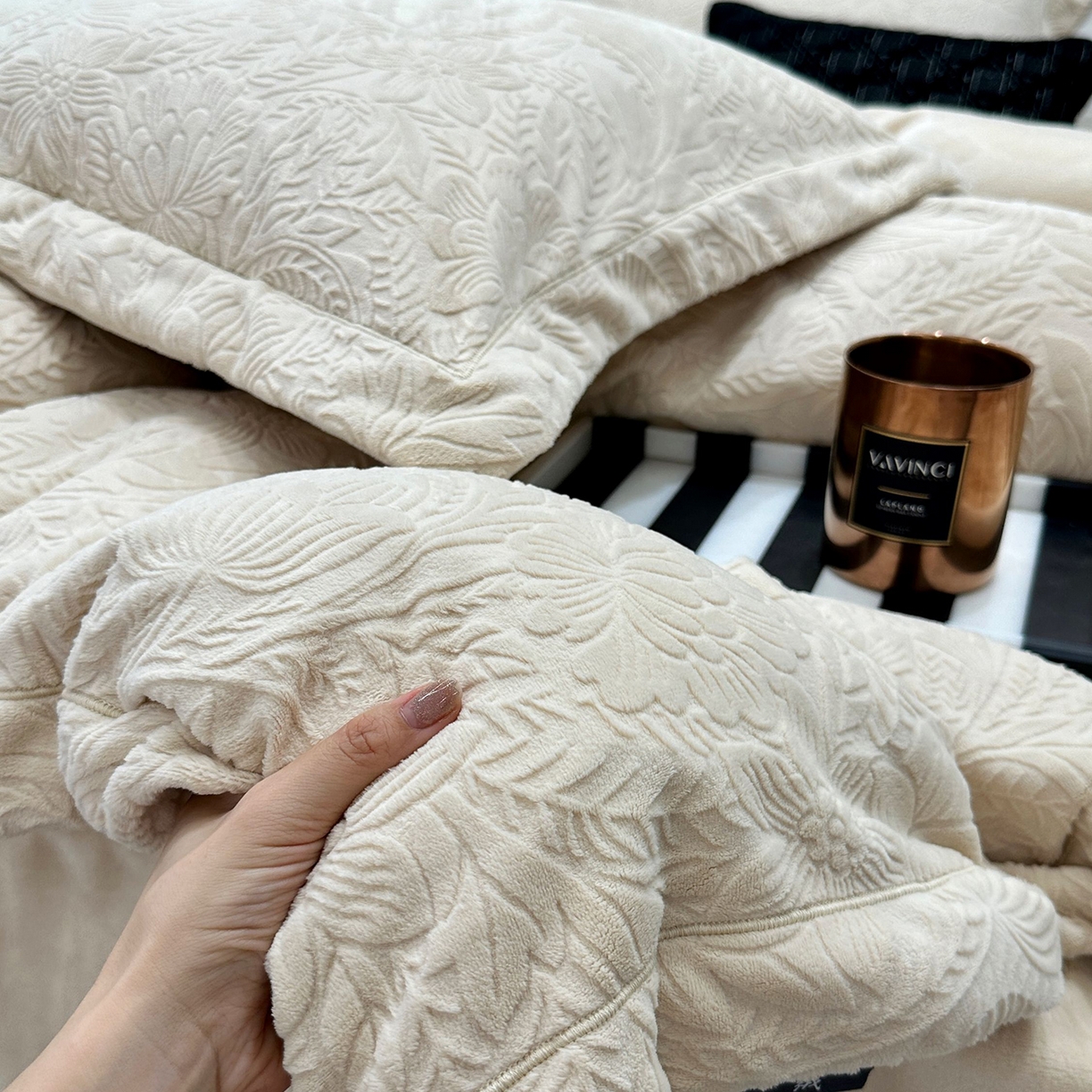 91家纺网 家纺一手货源 找家纺 JUICY 橘滋家纺 2025新款高级简约立体提花浮雕牛奶绒系列四件套 纳维亚秘境-奶茶