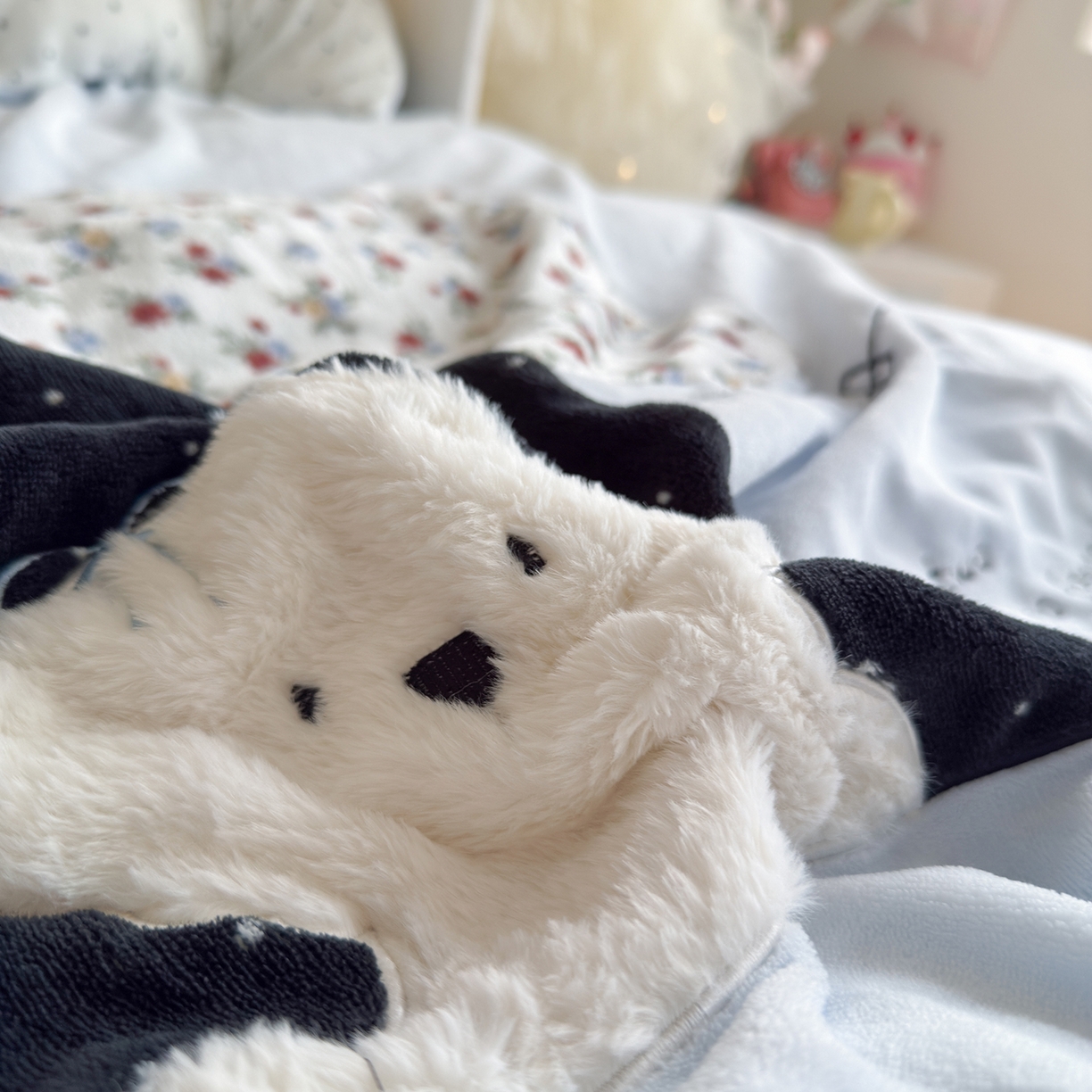 91家纺网 家纺一手货源 找家纺 罗亿家纺 2025新款A类兔毛贴布绣刺绣牛奶绒四件套-小红书推荐(提供买家秀) 赫本风小白