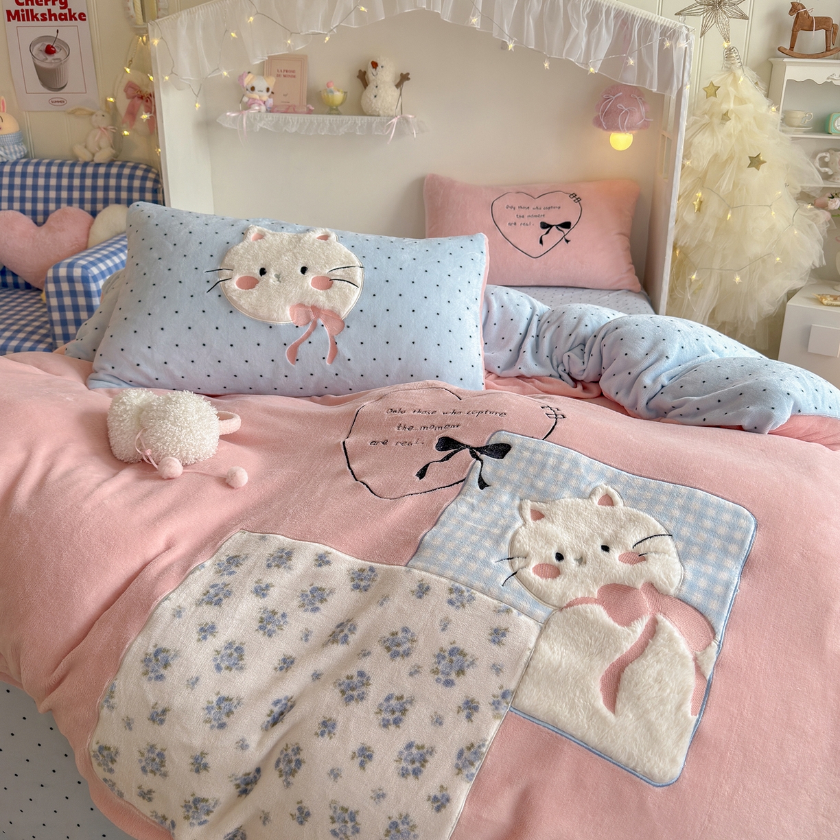 91家纺网 家纺一手货源 找家纺 罗亿家纺 2025新款A类兔毛贴布绣刺绣牛奶绒四件套-小红书推荐(提供买家秀) 甜系猫咪