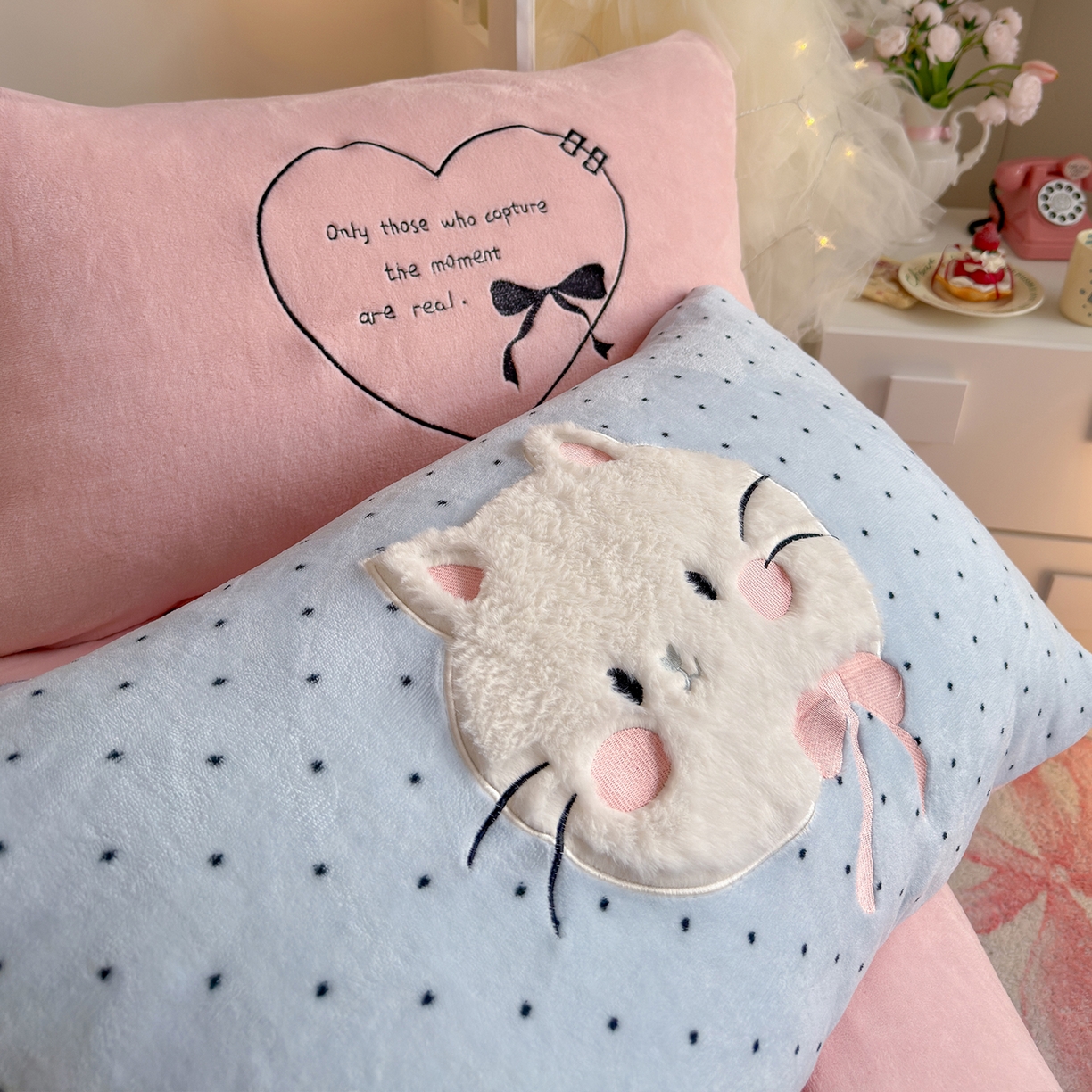 91家纺网 家纺一手货源 找家纺 罗亿家纺 2025新款A类兔毛贴布绣刺绣牛奶绒四件套-小红书推荐(提供买家秀) 甜系猫咪