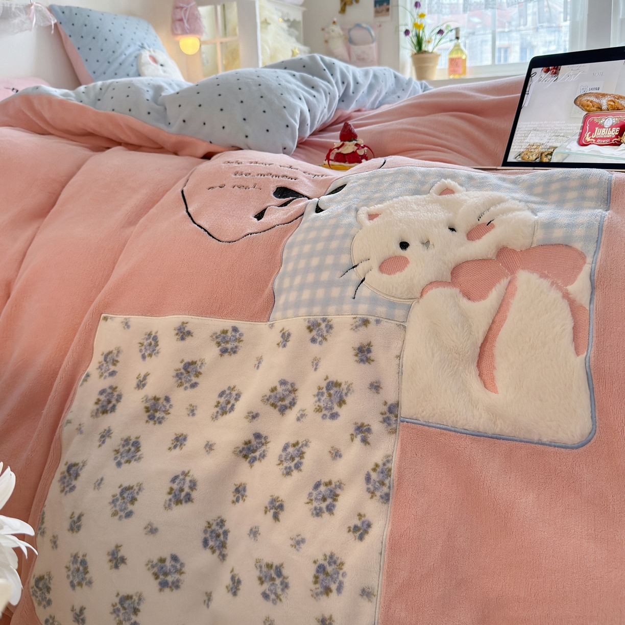 91家纺网 家纺一手货源 找家纺 罗亿家纺 2025新款A类兔毛贴布绣刺绣牛奶绒四件套-小红书推荐(提供买家秀) 甜系猫咪