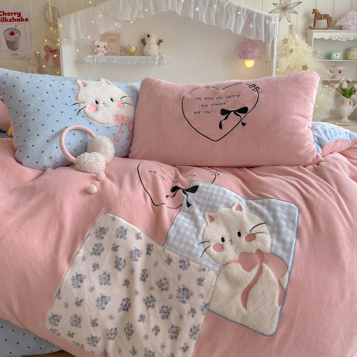 91家纺网 家纺一手货源 找家纺 罗亿家纺 2025新款A类兔毛贴布绣刺绣牛奶绒四件套-小红书推荐(提供买家秀) 甜系猫咪