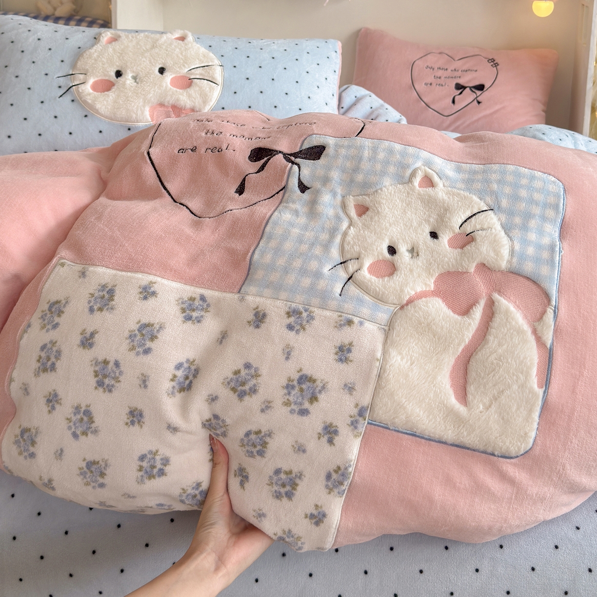 91家纺网 家纺一手货源 找家纺 罗亿家纺 2025新款A类兔毛贴布绣刺绣牛奶绒四件套-小红书推荐(提供买家秀) 甜系猫咪