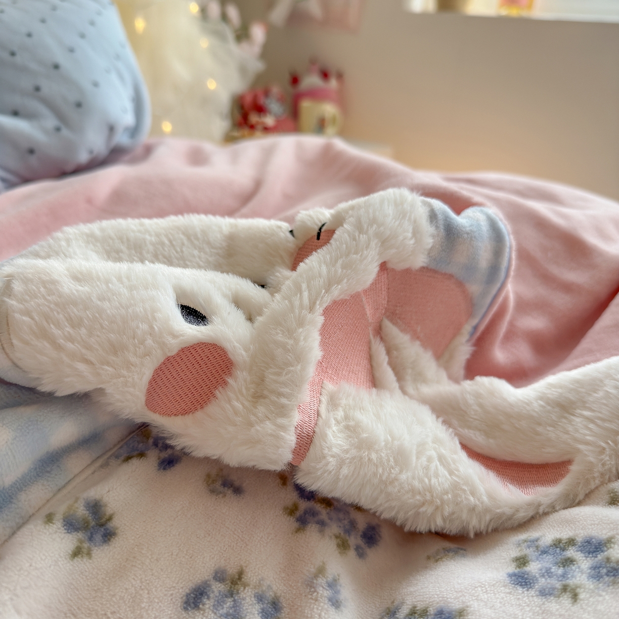 91家纺网 家纺一手货源 找家纺 罗亿家纺 2025新款A类兔毛贴布绣刺绣牛奶绒四件套-小红书推荐(提供买家秀) 甜系猫咪