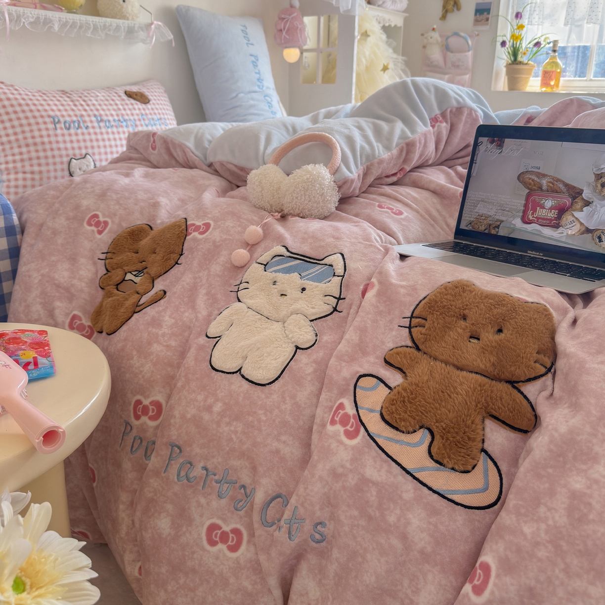 91家纺网 家纺一手货源 找家纺 罗亿家纺 2025新款A类兔毛贴布绣刺绣牛奶绒四件套-小红书推荐(提供买家秀) 三小只