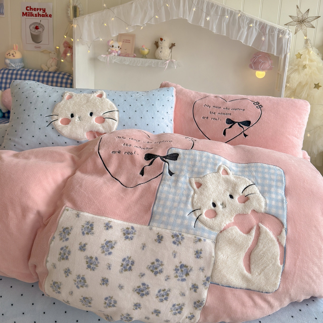 罗亿家纺 2025新款A类兔毛贴布绣刺绣牛奶绒四件套-小红书推荐(提供买家秀) 甜系猫咪