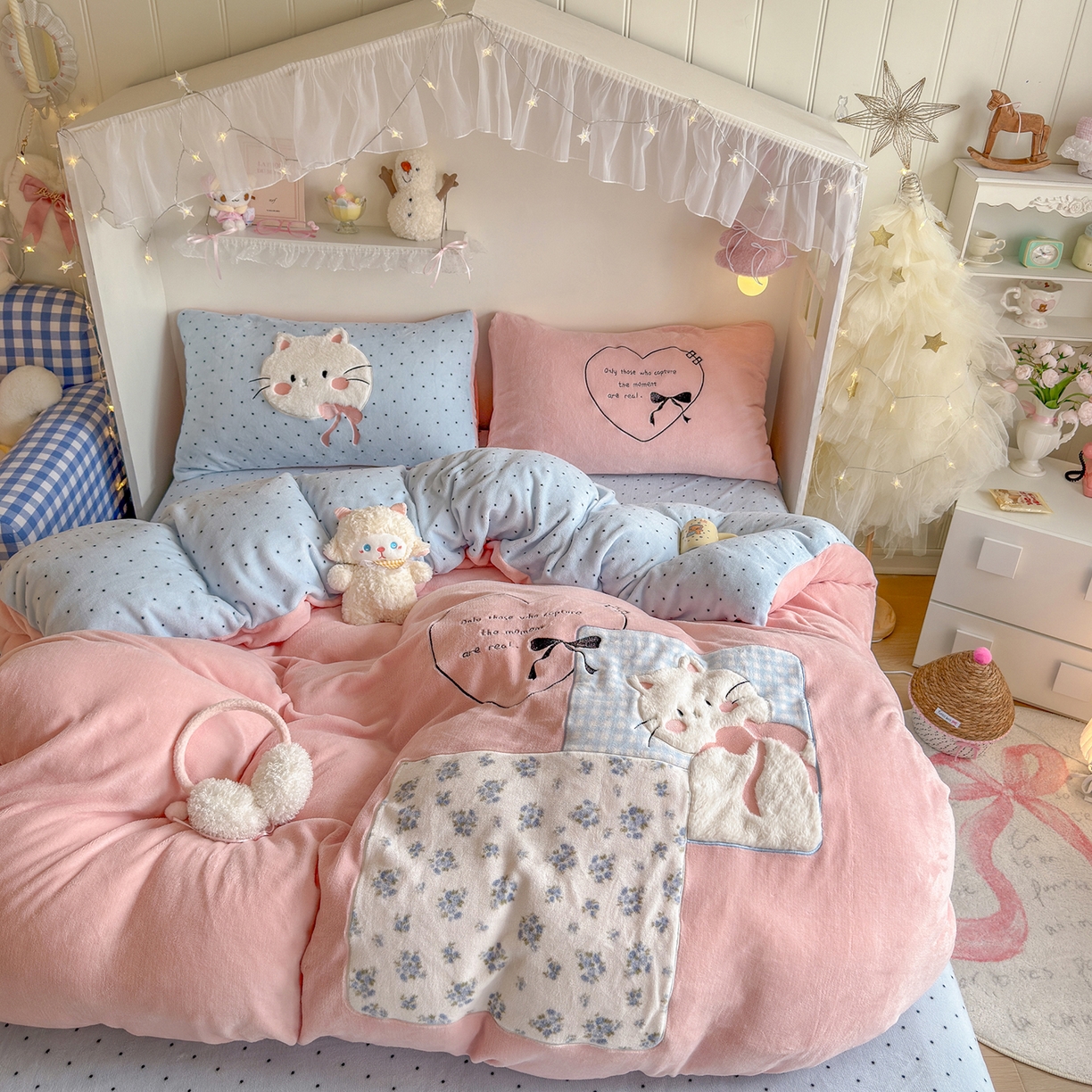 91家纺网 家纺一手货源 找家纺 罗亿家纺 2025新款A类兔毛贴布绣刺绣牛奶绒四件套-小红书推荐(提供买家秀) 甜系猫咪