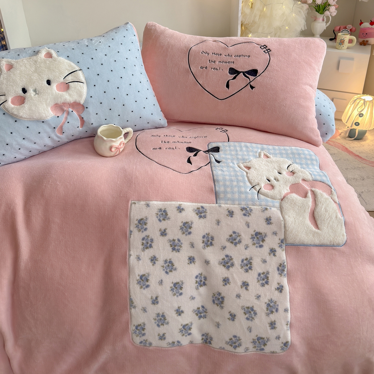 91家纺网 家纺一手货源 找家纺 罗亿家纺 2025新款A类兔毛贴布绣刺绣牛奶绒四件套-小红书推荐(提供买家秀) 甜系猫咪