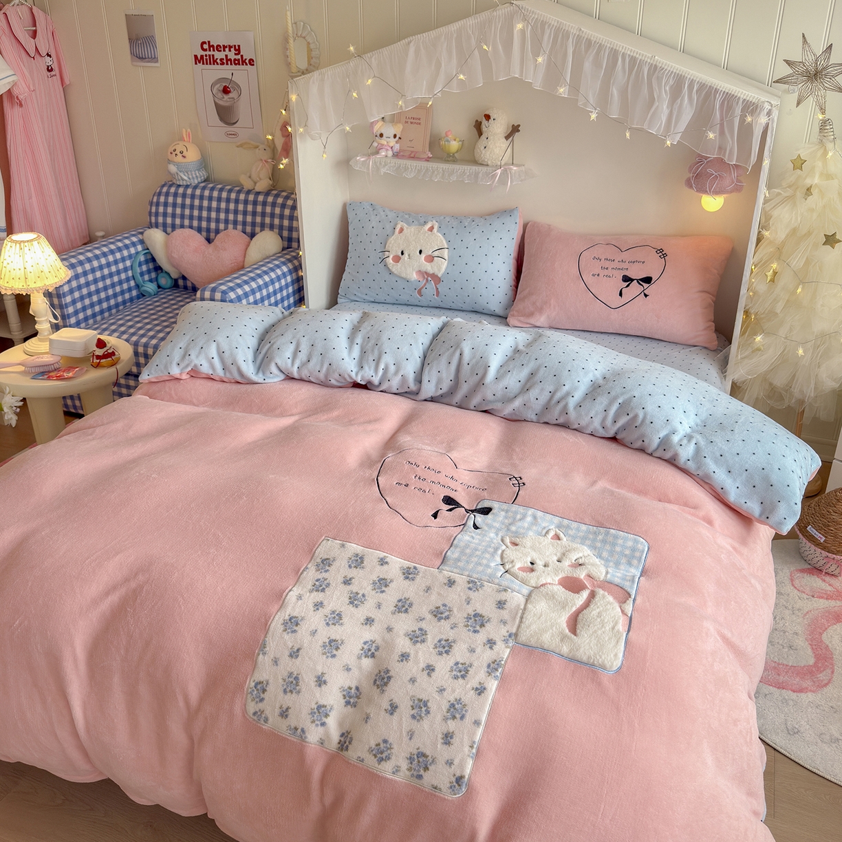 91家纺网 家纺一手货源 找家纺 罗亿家纺 2025新款A类兔毛贴布绣刺绣牛奶绒四件套-小红书推荐(提供买家秀) 甜系猫咪