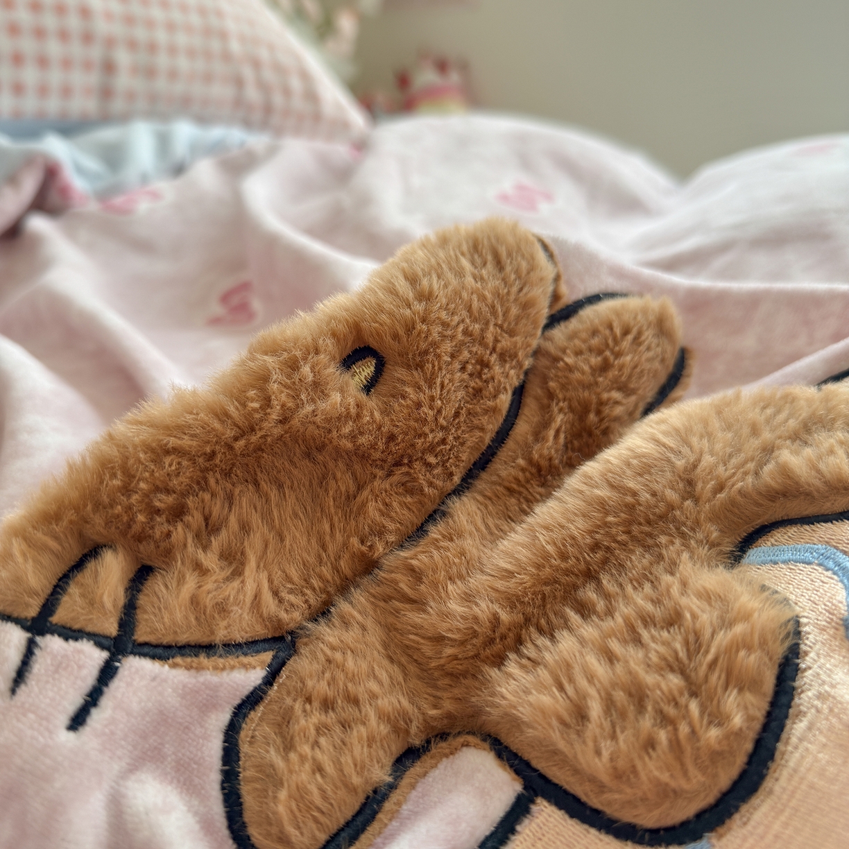 91家纺网 家纺一手货源 找家纺 罗亿家纺 2025新款A类兔毛贴布绣刺绣牛奶绒四件套-小红书推荐(提供买家秀) 三小只