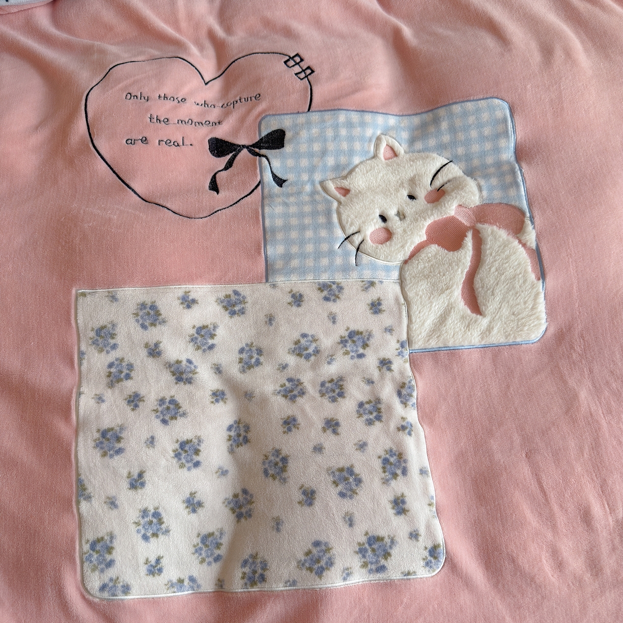 91家纺网 家纺一手货源 找家纺 罗亿家纺 2025新款A类兔毛贴布绣刺绣牛奶绒四件套-小红书推荐(提供买家秀) 甜系猫咪