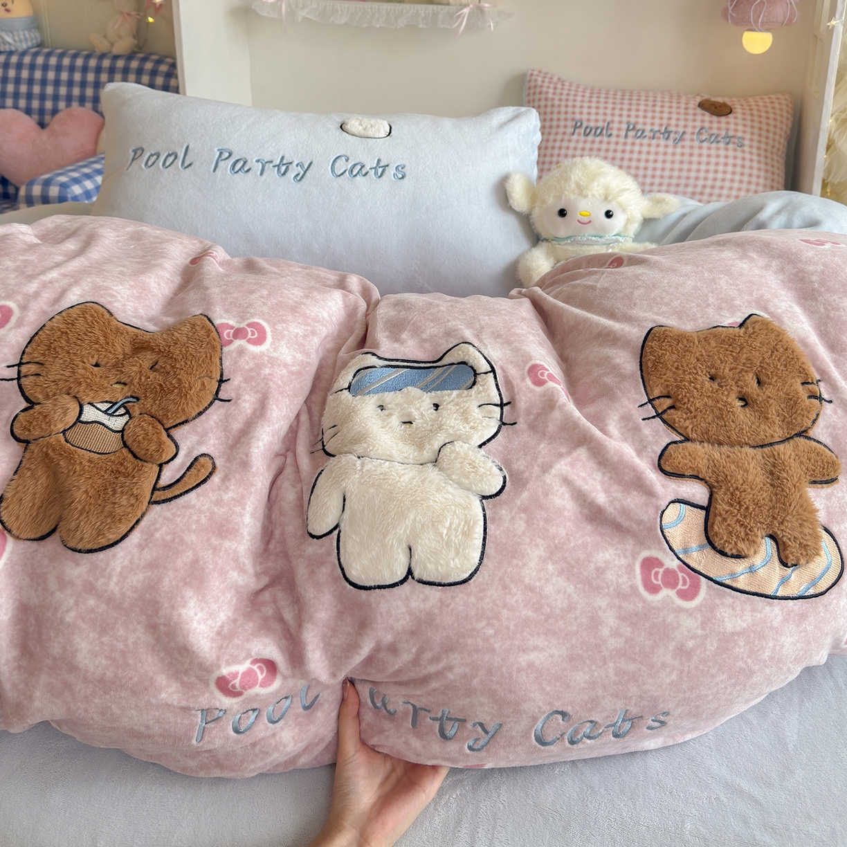 91家纺网 家纺一手货源 找家纺 罗亿家纺 2025新款A类兔毛贴布绣刺绣牛奶绒四件套-小红书推荐(提供买家秀) 三小只