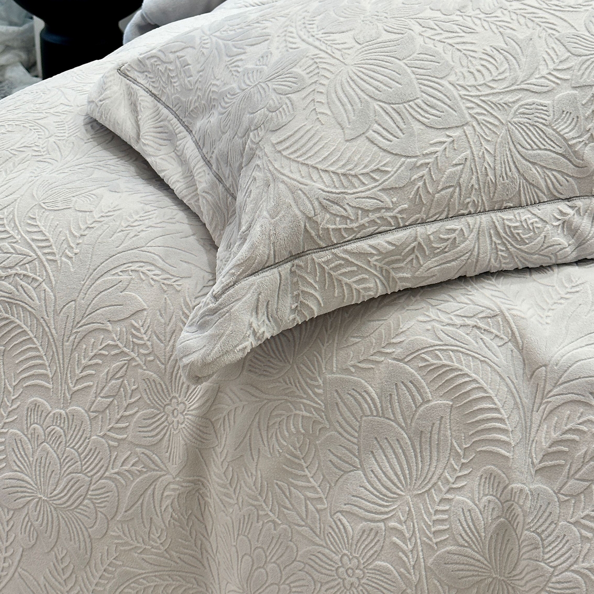 91家纺网 家纺一手货源 找家纺 JUICY 橘滋家纺 2025新款高级简约立体提花浮雕牛奶绒系列四件套 纳维亚秘境-浅灰