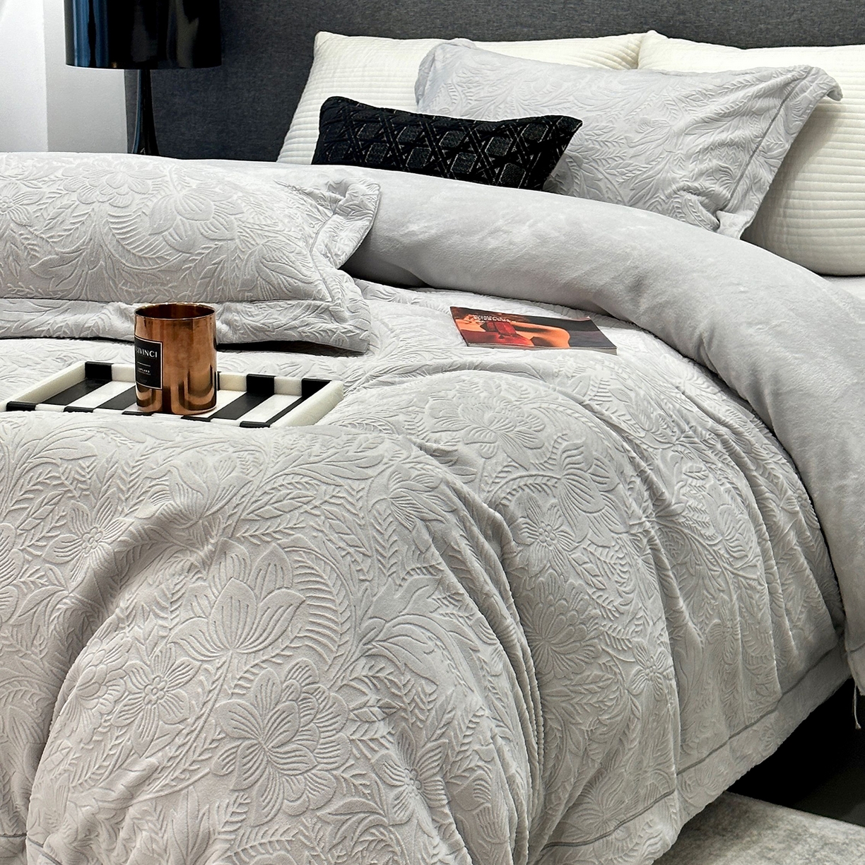 91家纺网 家纺一手货源 找家纺 JUICY 橘滋家纺 2025新款高级简约立体提花浮雕牛奶绒系列四件套 纳维亚秘境-浅灰