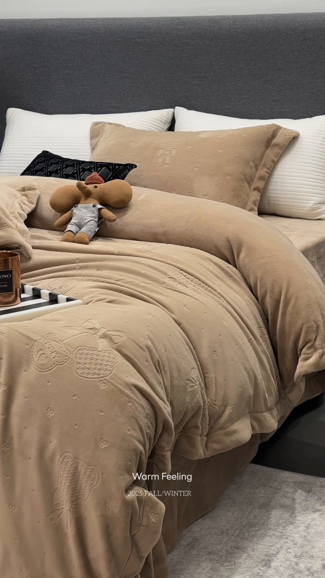 91家纺网 家纺一手货源 找家纺 JUICY 橘滋家纺 2025新款高级简约立体提花浮雕牛奶绒系列四件套 小熊樱桃-咖