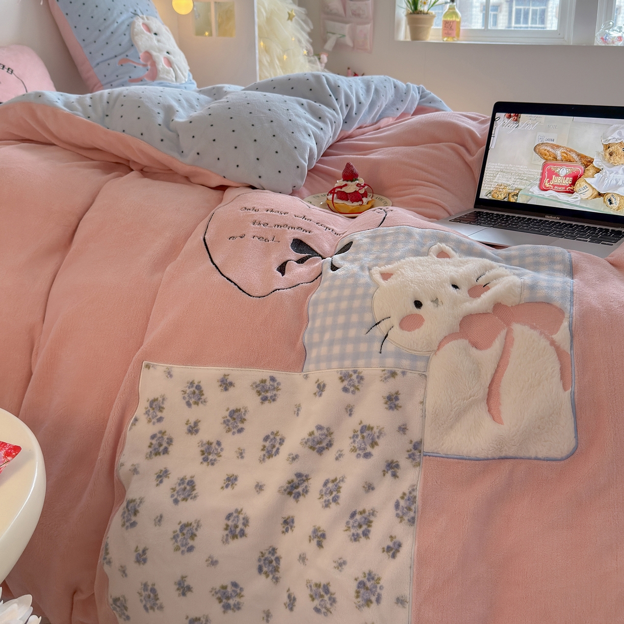 91家纺网 家纺一手货源 找家纺 罗亿家纺 2025新款A类兔毛贴布绣刺绣牛奶绒四件套-小红书推荐(提供买家秀) 甜系猫咪