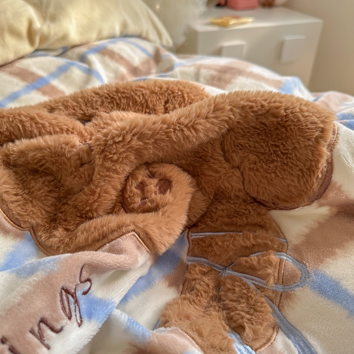 91家纺网 家纺一手货源 找家纺 罗亿家纺 2025新款A类兔毛贴布绣刺绣牛奶绒四件套-小红书推荐(提供买家秀) 帽子puppy