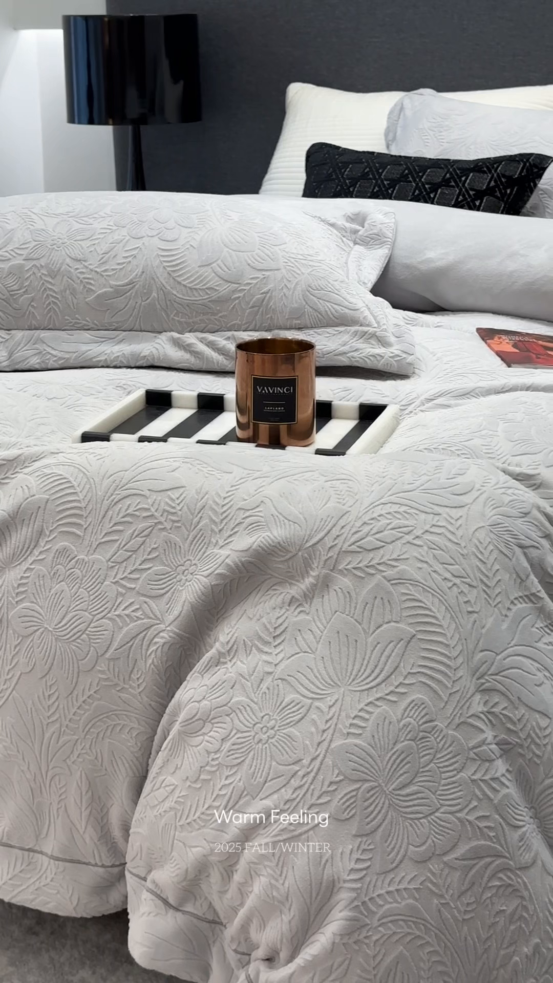 91家纺网 家纺一手货源 找家纺 JUICY 橘滋家纺 2025新款高级简约立体提花浮雕牛奶绒系列四件套 纳维亚秘境-浅灰