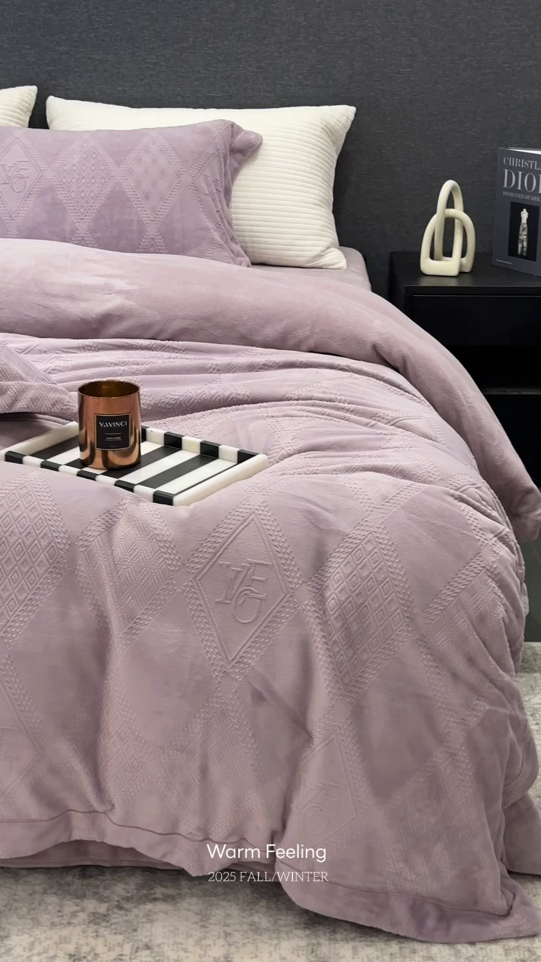 91家纺网 家纺一手货源 找家纺 JUICY 橘滋家纺 2025新款高级简约立体提花浮雕牛奶绒系列四件套 北欧的诗-紫