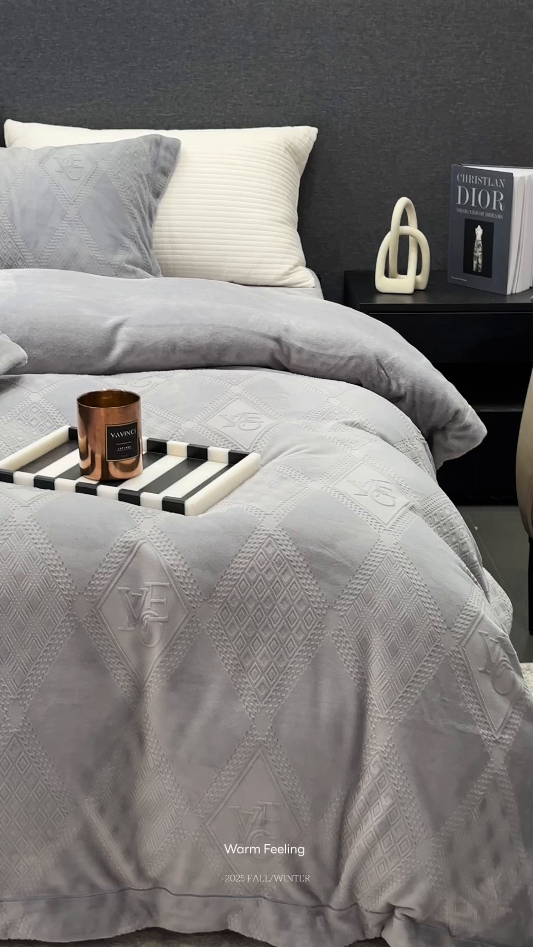 91家纺网 家纺一手货源 找家纺 JUICY 橘滋家纺 2025新款高级简约立体提花浮雕牛奶绒系列四件套 玫瑰梦影-灰