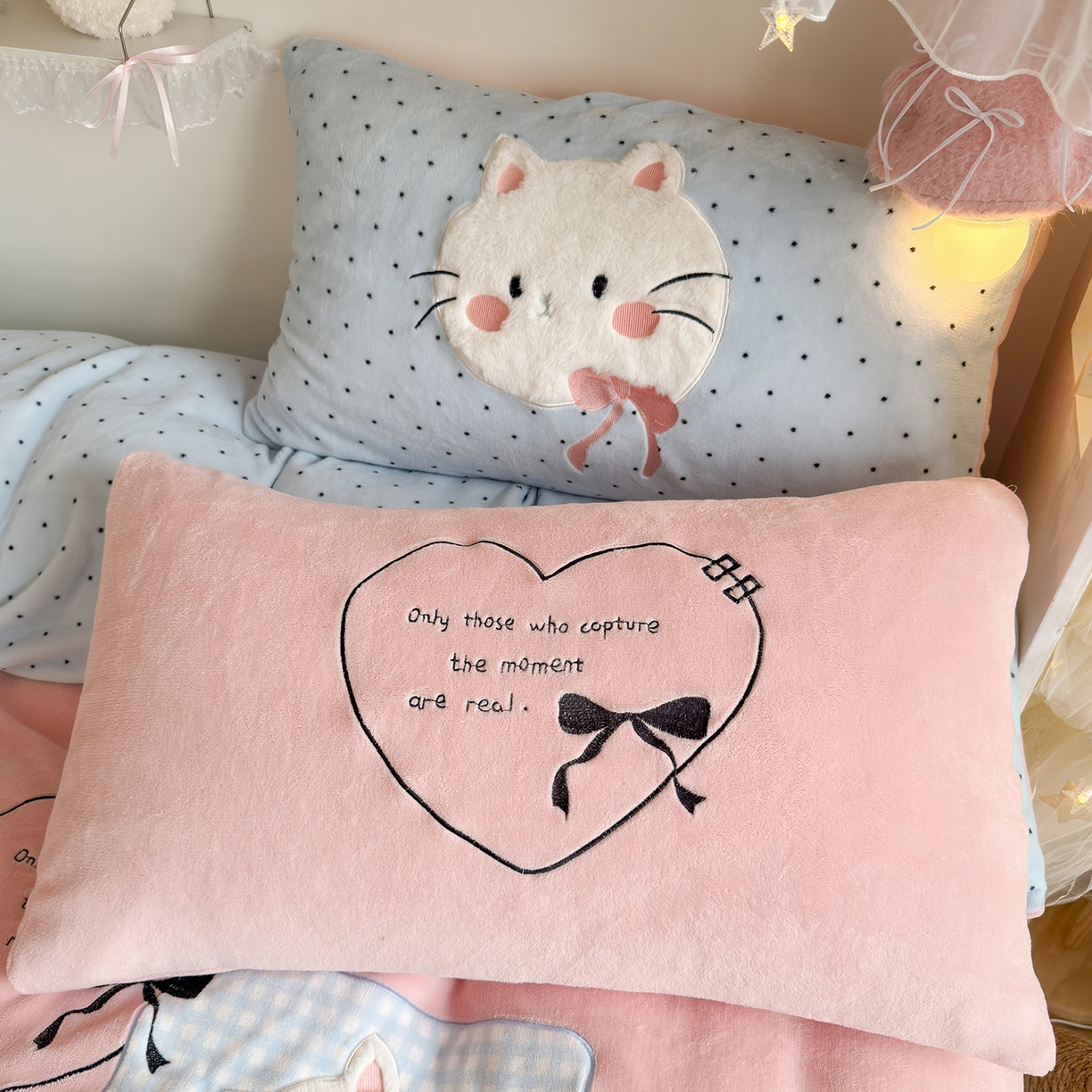 91家纺网 家纺一手货源 找家纺 罗亿家纺 2025新款A类兔毛贴布绣刺绣牛奶绒四件套-小红书推荐(提供买家秀) 甜系猫咪