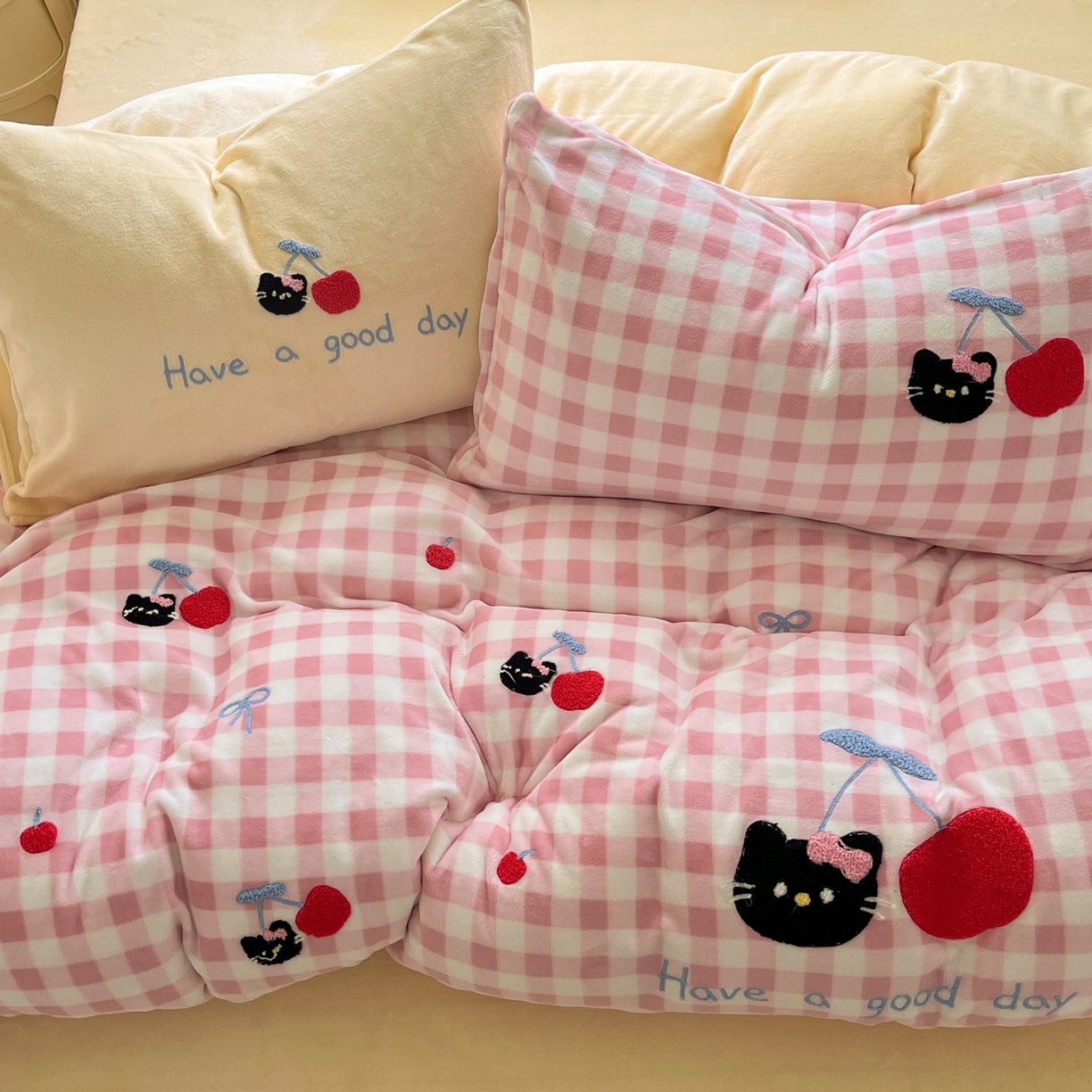 91家纺网 家纺一手货源 找家纺 如一 2025新款卡通毛巾绣系列牛奶绒四件套第三批 樱桃黑猫