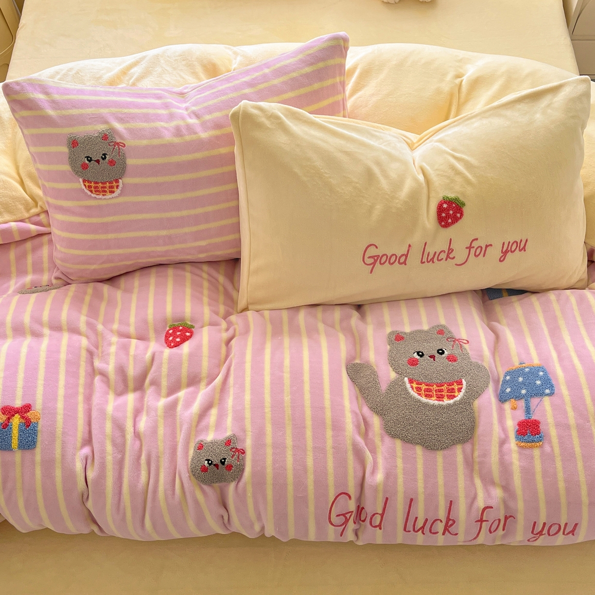 91家纺网 家纺一手货源 找家纺 如一 2025新款卡通毛巾绣系列牛奶绒四件套第三批 草莓灰猫