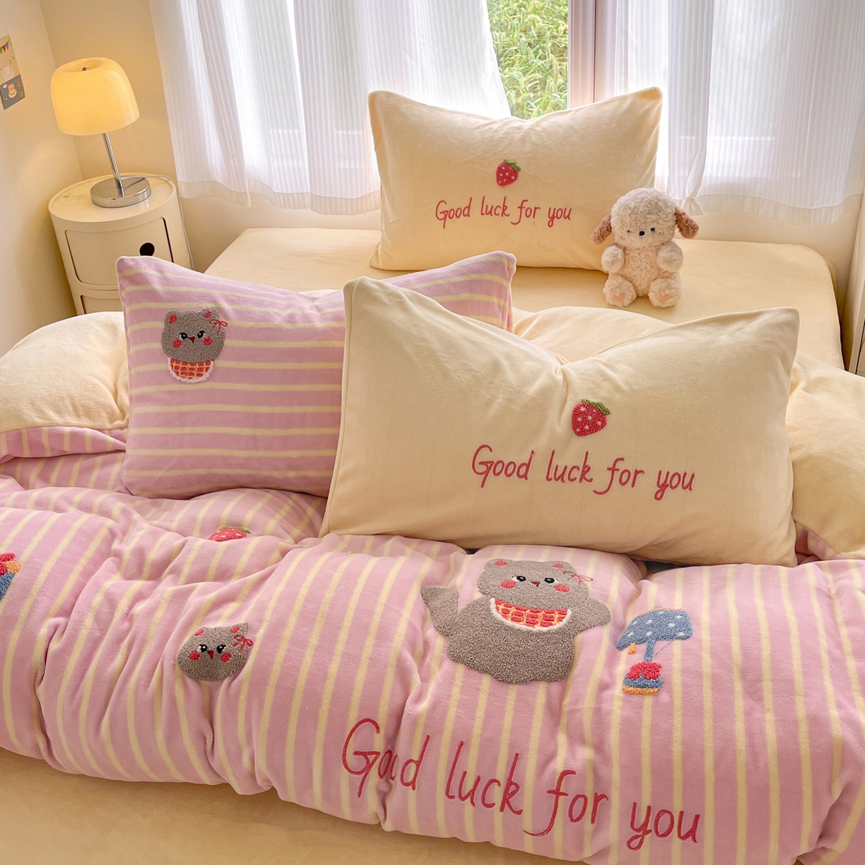 91家纺网 家纺一手货源 找家纺 如一 2025新款卡通毛巾绣系列牛奶绒四件套第三批 草莓灰猫