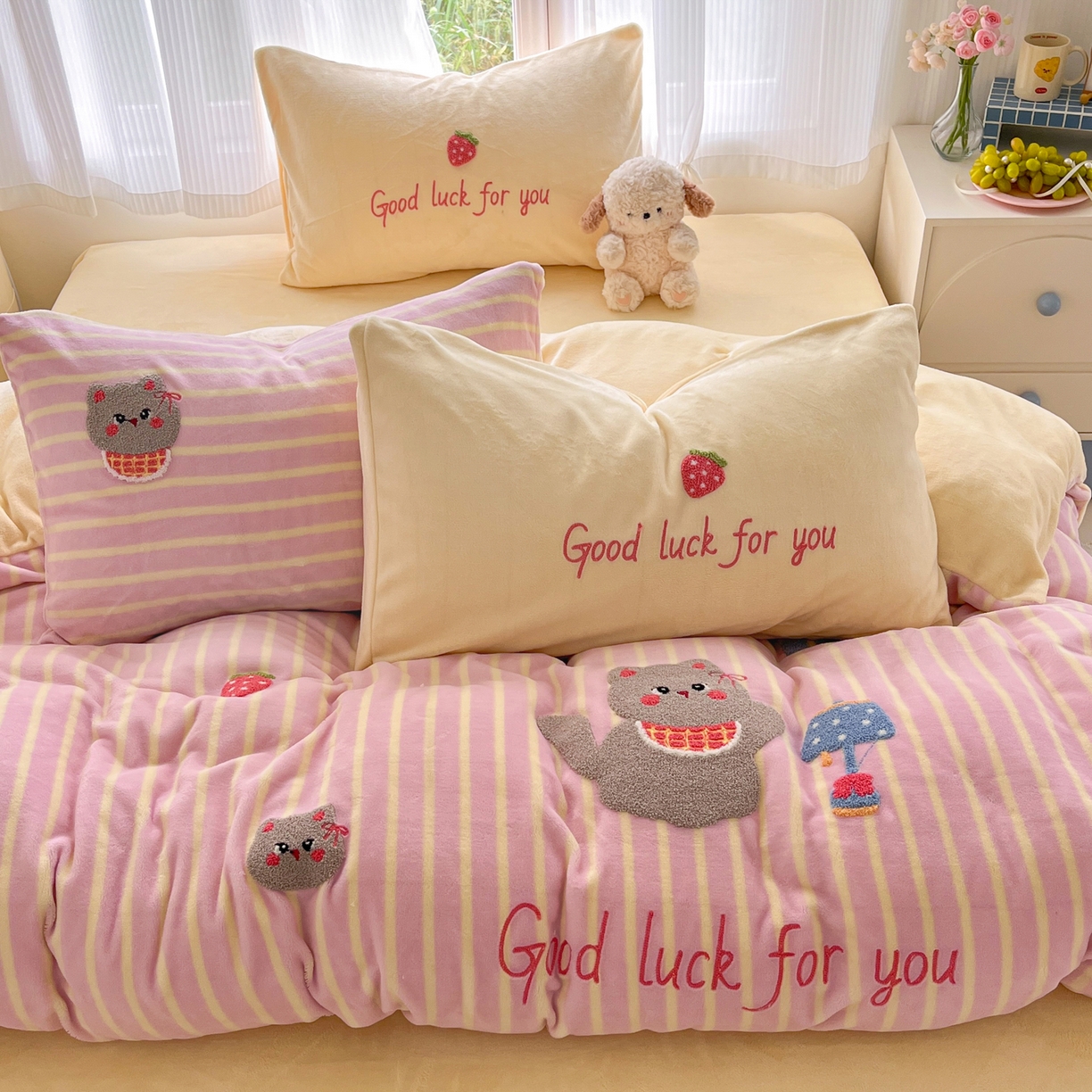 91家纺网 家纺一手货源 找家纺 如一 2025新款卡通毛巾绣系列牛奶绒四件套第三批 草莓灰猫