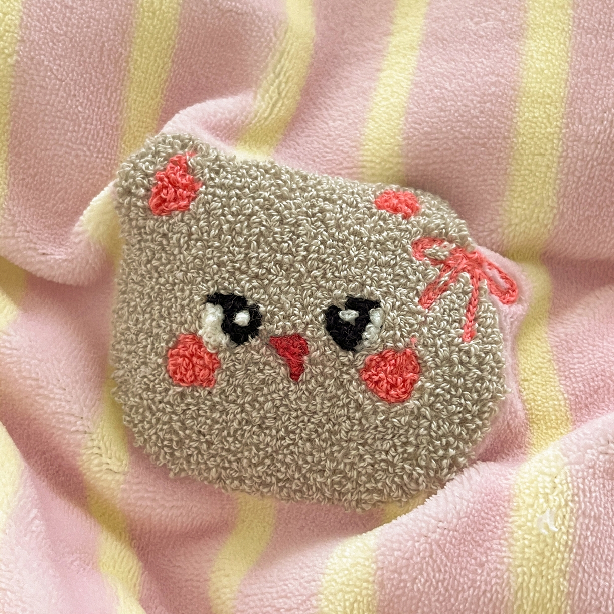 91家纺网 家纺一手货源 找家纺 如一 2025新款卡通毛巾绣系列牛奶绒四件套第三批 草莓灰猫