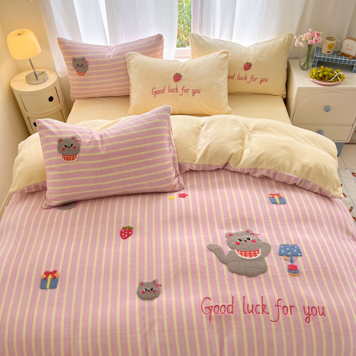 91家纺网 家纺一手货源 找家纺 如一 2025新款卡通毛巾绣系列牛奶绒四件套第三批 草莓灰猫