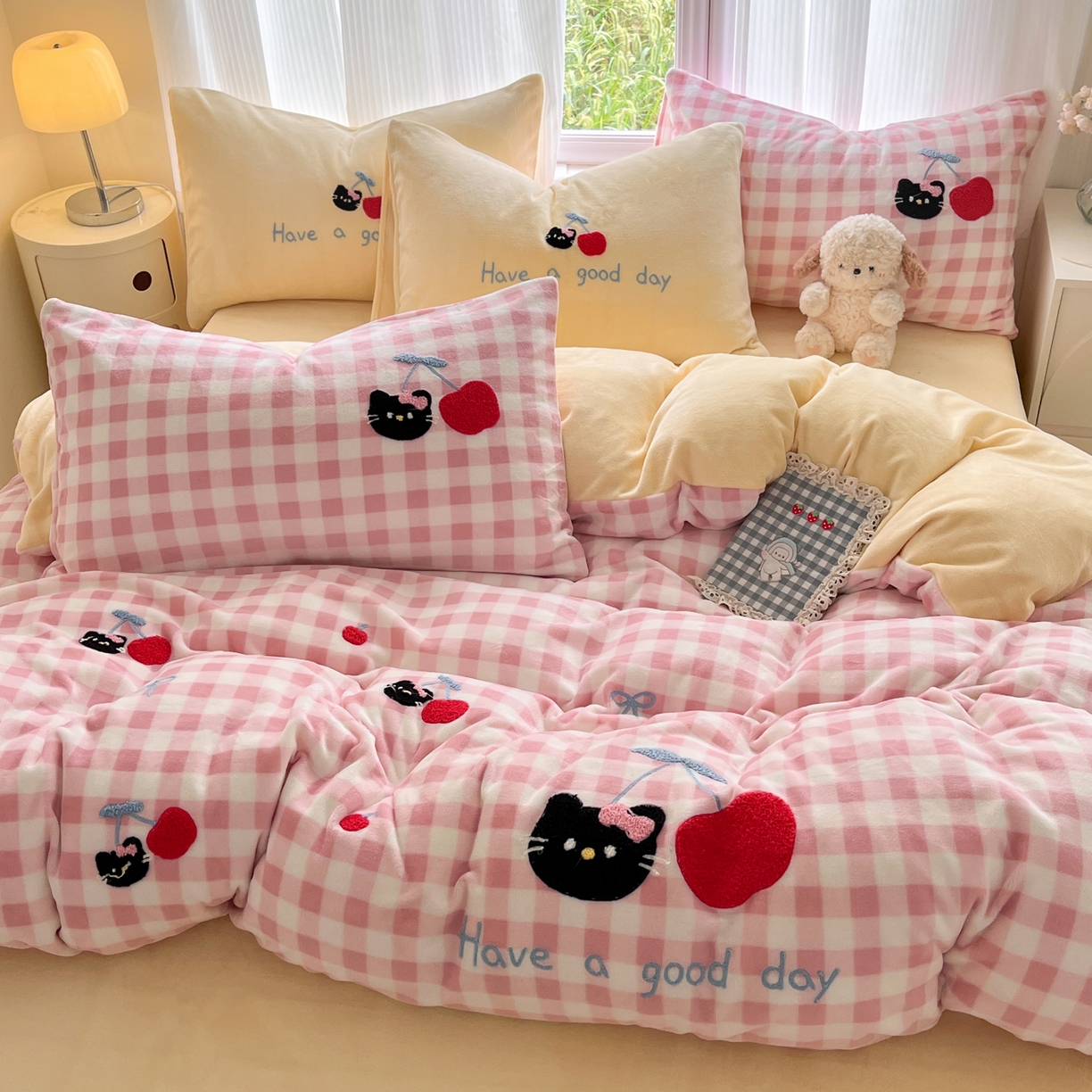 91家纺网 家纺一手货源 找家纺 如一 2025新款卡通毛巾绣系列牛奶绒四件套第三批 樱桃黑猫