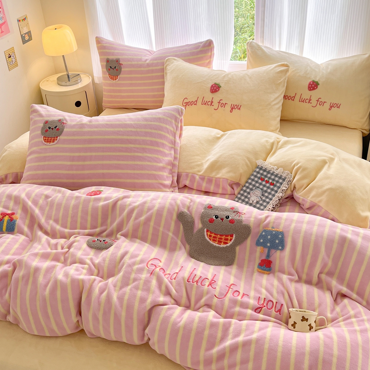 91家纺网 家纺一手货源 找家纺 如一 2025新款卡通毛巾绣系列牛奶绒四件套第三批 草莓灰猫